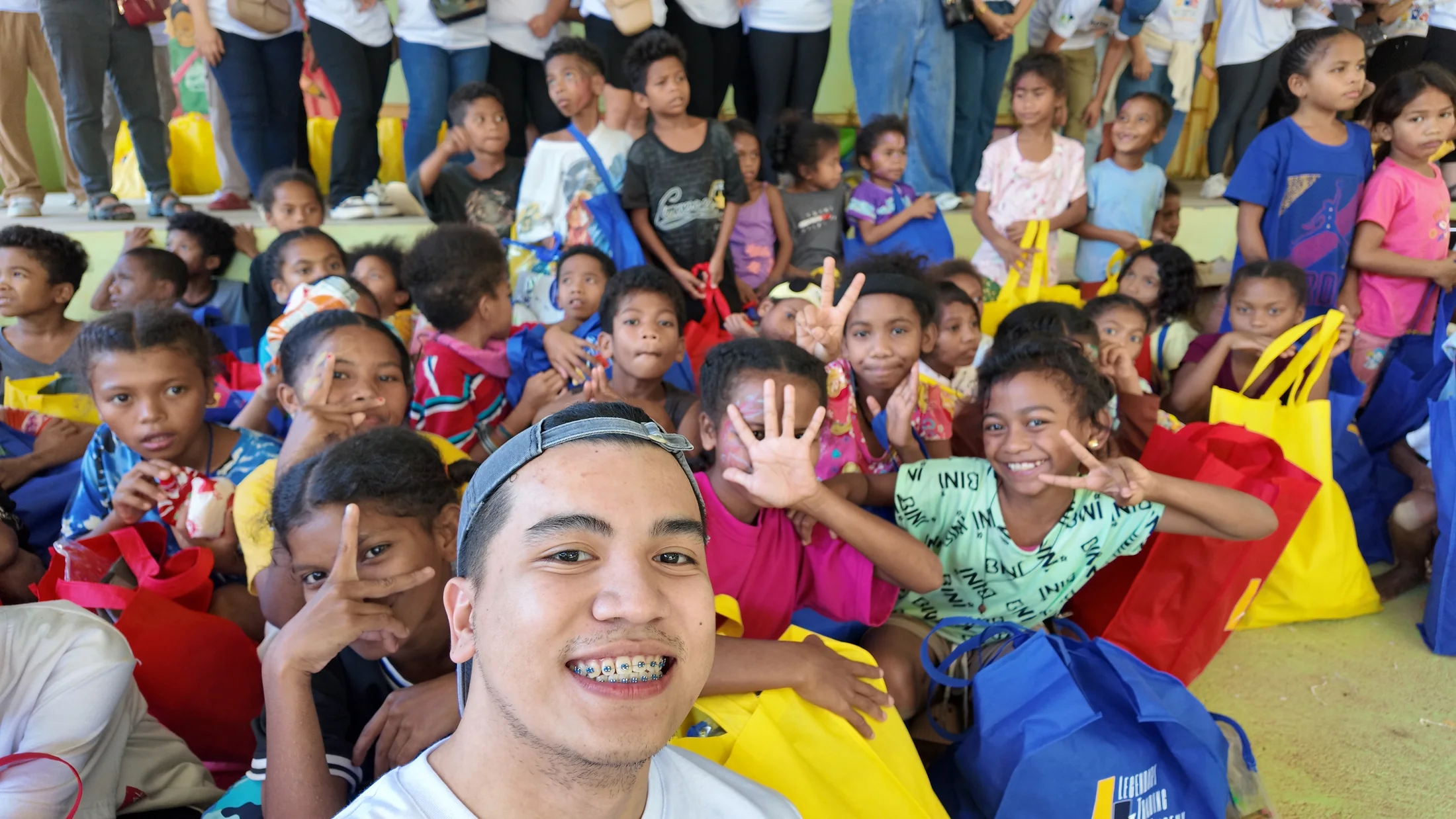 LFI volunteer spending time with children during the Kanaynayan outreach program
